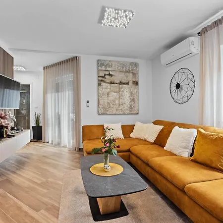 Leone Apartman *